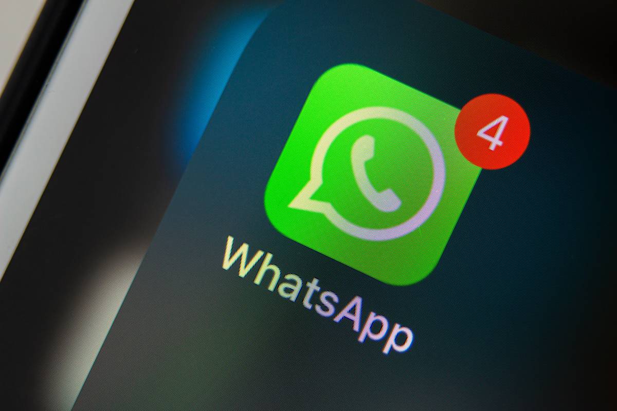 Aggiornamento bomba: WhatsApp su iPhone ora ha emoji e sticker esclusivi