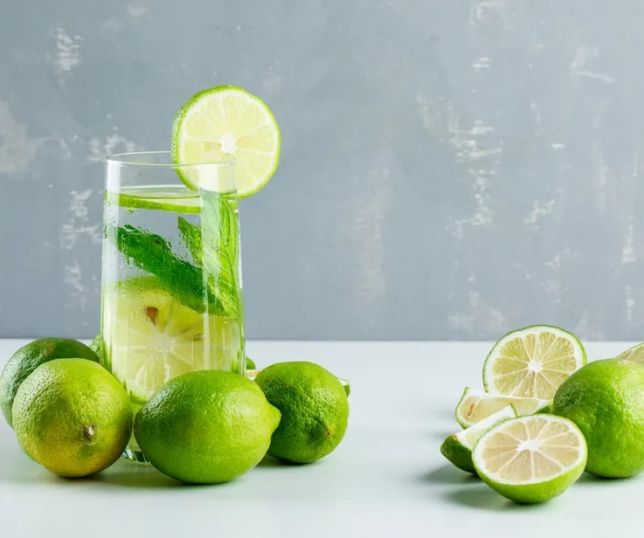 In che modo le bevande analcoliche, il succo di limone e altre bevande possono causare falsi positivi in alcuni test
